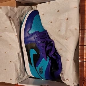 Authentic Women Air Jordan 1 (mids) 8.5